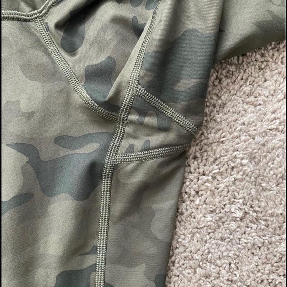 Lululemon Camo Crops size 8. BRAND NEW without tag - Picture 3 of 3